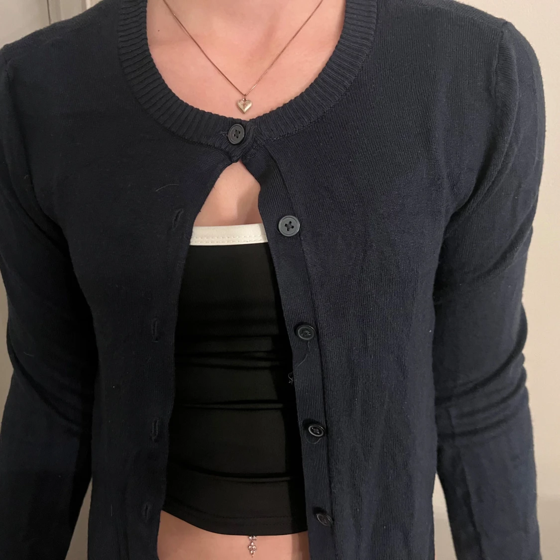 Mörkblå kofta med rund hals