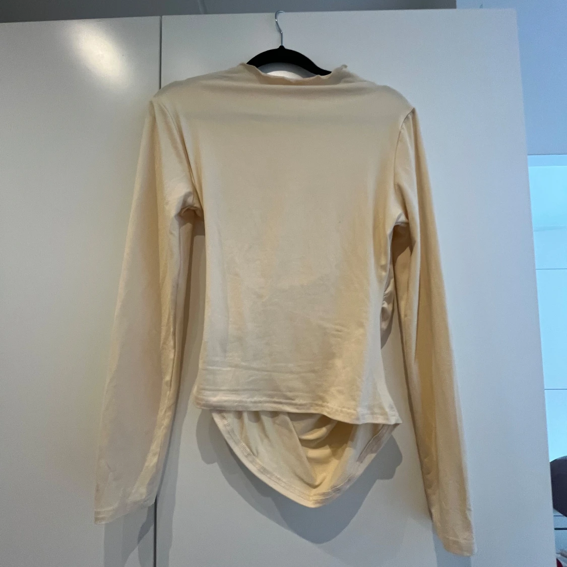 Beige långärmad topp med drapering - 1