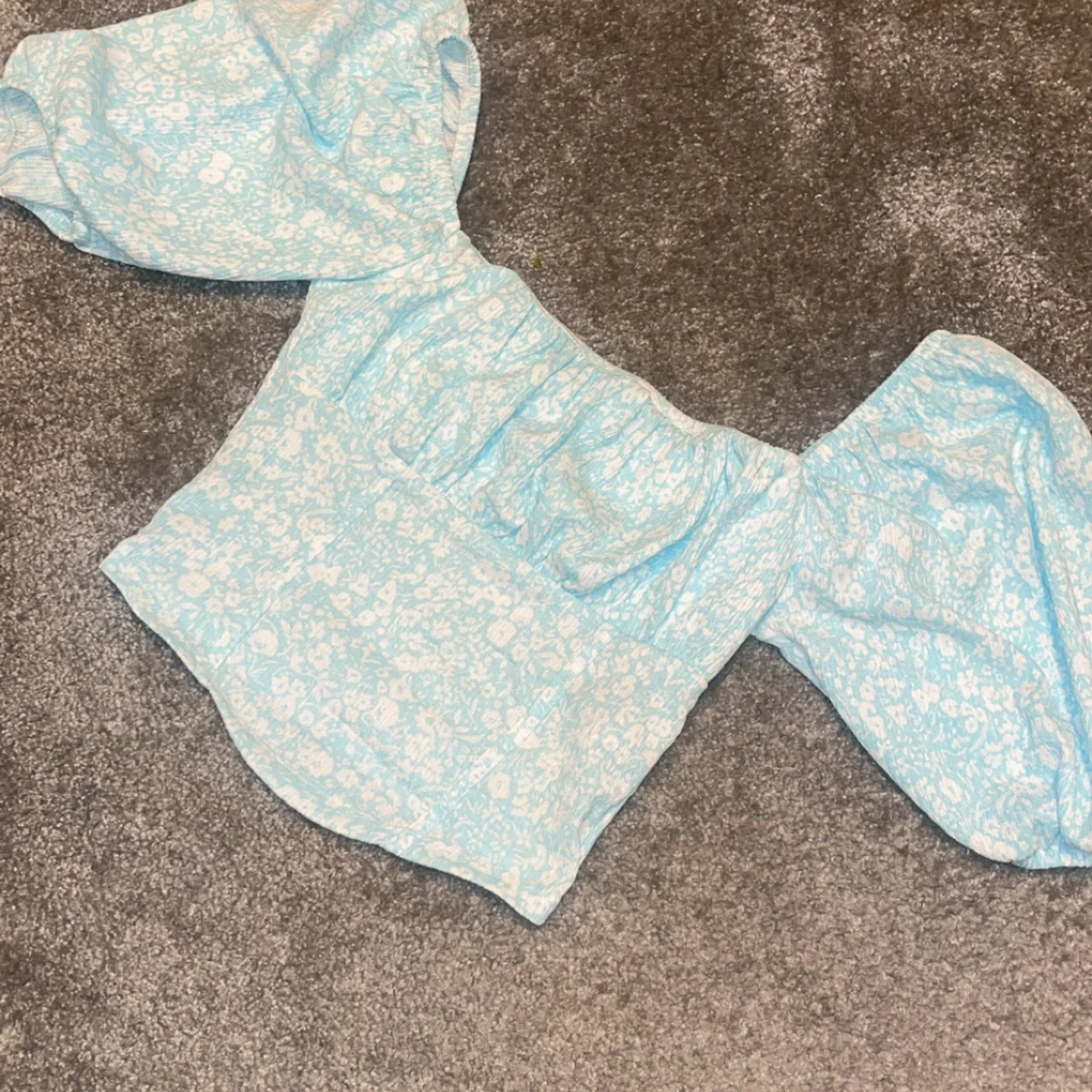 Ljusblå blommig croppad blus - 1