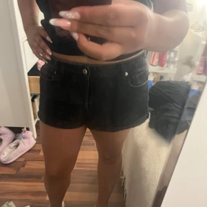Svart shorts  - Snygga svarta lågmidjade shorts perfekta för sommaren, är i stolek 46 men passar om man har från M- Xxl beroende om man vill att de är tajta eller lite baggy