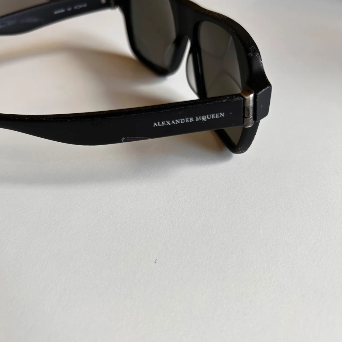 Svarta solglasögon från Alexander McQueen - 2