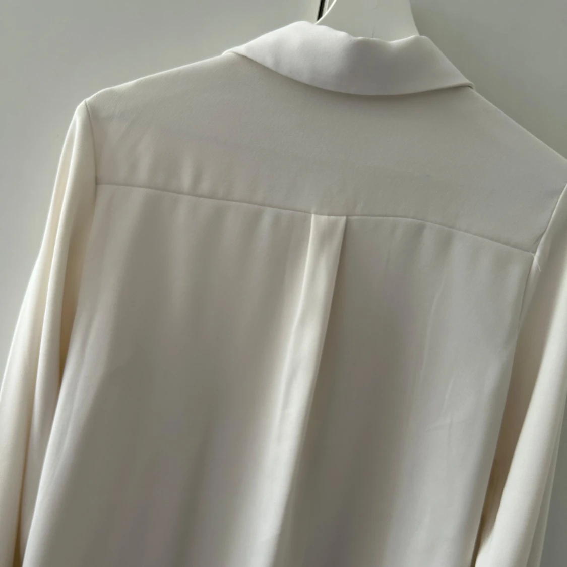 Vit långärmad skjorta från Zara - 4