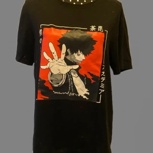 Svart anime t-shirt med tryck - Aldrig sätt. Fick av mitt ex för att den match mitt hår (rött) men vet inte vem de e