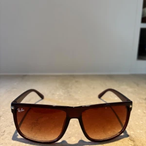 Ray-Ban boyfreind solglasögon  - Sjukt snygga och stilrena Rayban boyfreinds solglasögon. Extremt bra pris så först till kvarn. De är helt nya och skickas samma dag som köpet🤝 De är Rayban boyfreinds kopior och därav inte äkta men de är helt identiska🙌Kom pm vid minsta lilla fundering eller intresse🤝🙌👌👍🥂