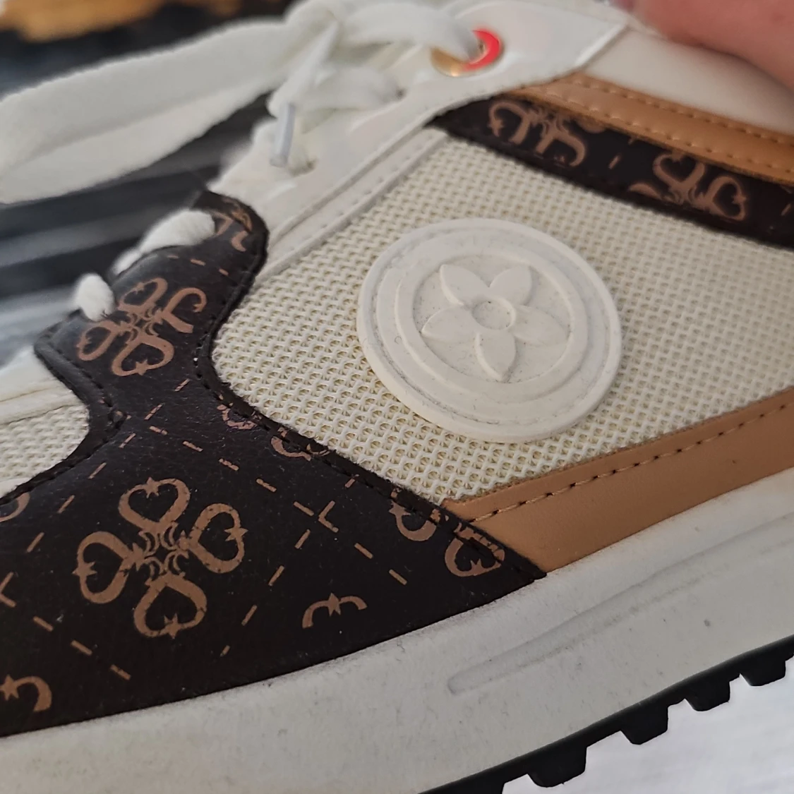 Snygga vita och bruna sneakers - 2