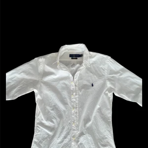 Ralph Lauren skjorta - Klassisk vit skjorta från Ralph Lauren perfekt till sommaren🌴🍹  Mått 📐Längd: 70 cm   Armhåla till armhåla:45 cm 