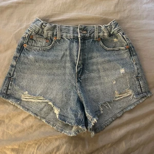Blå jeansshorts från Zara - Säljer dessa blå jeanshortsen från Zara i storlek 152. Sååå fina🥰