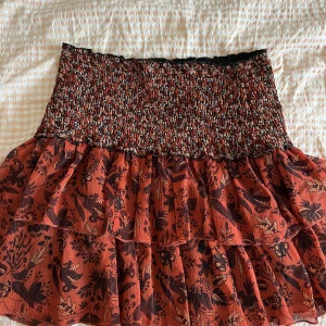 Volangkjol med mönster  - Säljer denna så söta kjol från zara, storlek M. Säljer direkt för 90kr! 