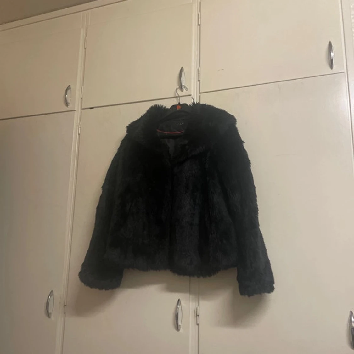 Svart pälsjacka med krage