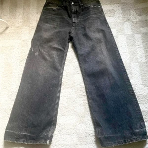 Riktigt snygga hope jeans🔥🍃 - Säljer dessa jeans i modellen ”skid” från Hope😁.     Köpte de i butik för ca. Fyra månader sedan🙏.         I storlek 32 och de är väldigt stora🤪.                             Fråga gärna via pm om ni har frågor🔥.                        Pris kan diskuteras 