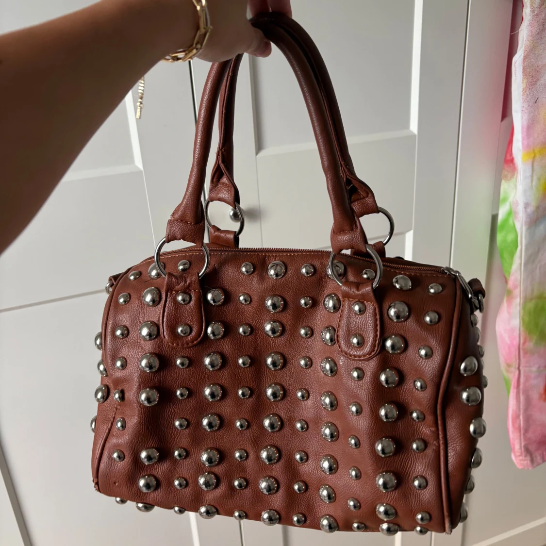 Brun handväska med nitar - 4