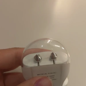 Silvriga konformade örhängen - Säljer ett par stilrena silvriga örhängen i konformad design. Perfekta för dig som gillar minimalistiska smycken med en edgy touch. Passar till många olika stilar och tillfällen. Det är inte äkta och jag har inte använt de