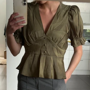 Grön blus med puffärm och knappar - Grön blus 