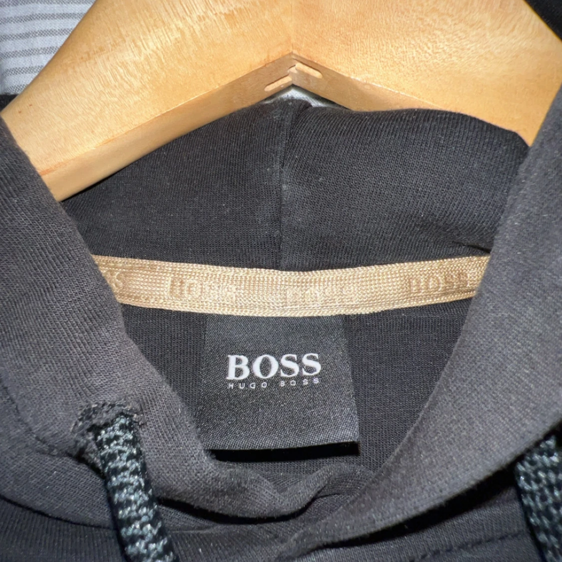 Svart hoodie från BOSS - 1