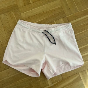 Rosa shorts - Ett par ljusrosa mjukisshorts med fickor💕🌟