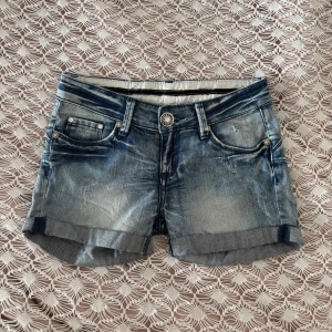Blå jeansshorts med uppvikta ben - Säljer mina jättesnygga blå jeansshorts då de tyvärr är alldeles för små. Deär lågmidjade och har små slitningar samt uppvikta ben. Märket syns bak. Dessa är perfekta för sommaren och går att styla till vad som helst. Vid frågor är det bara att kontakta mig, pris går alltid att diskutera!🤗💛