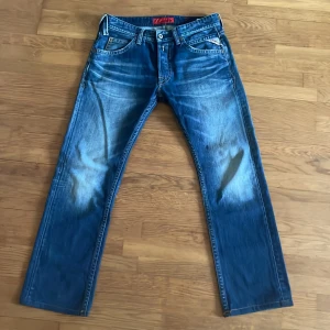 Replay jeans tillbor  - Säljer nu dessa replay jeans med modellen tillbor. Perfekt för dig som gillar en mer straight passform. Dessa är i storlek 32/32 men längden är uppsydd till 31 ungefär. 
