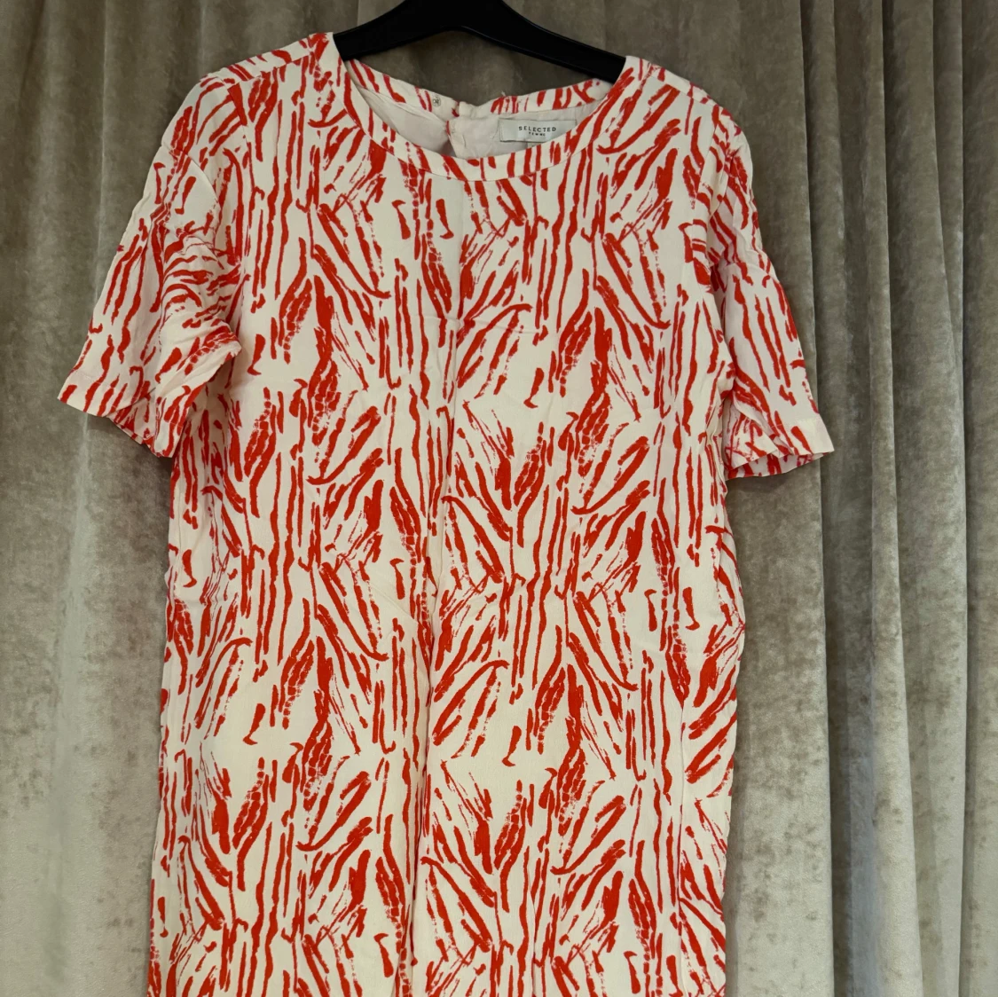 Vit och röd mönstrad miniklänning Selected Femme