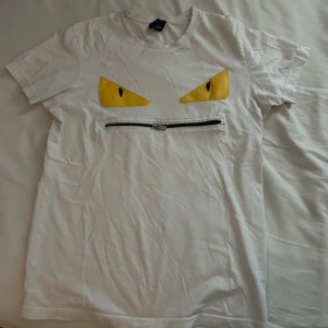 Fendi t Shirt  - Säljer en fin Fendi t Shirt i bra skick, den är lite skrynklig då den har legat i min garderob ett tag, storlek M men kan passa S också. Skriv för intresse!