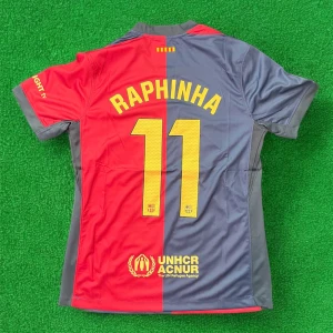 FC Barcelona Raphinha 11 matchtröja - Säljer en officiell FC Barcelona fotbollströja med Raphinha 11-tryck. Tröjan är röd och blå med gula detaljer, klubbmärke och sponsorer på bröstet. Kortärmad modell i lätt och ventilerande material, perfekt för match eller träning.