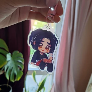 Nana Keychain - Säljer den här jätte söta Nana nyckelringen. Ungefär 7cm. Den har några små repor, men det syns inte särskilt mycket. Perfekt för att dekorera väskan eller nycklarna! 🍓 Jag säljer även en matchande Hachi nyckelring separat! 