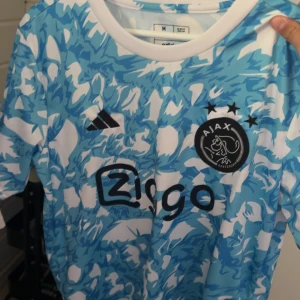 Fotbollströjor - Jag säljer dessa äkta fotbollströjorna i storlek M där de är för små nu, jag har inte hunnit använda de så mycket heller. Pris kan diskuteras såklart. Man kan köpa enskilt också