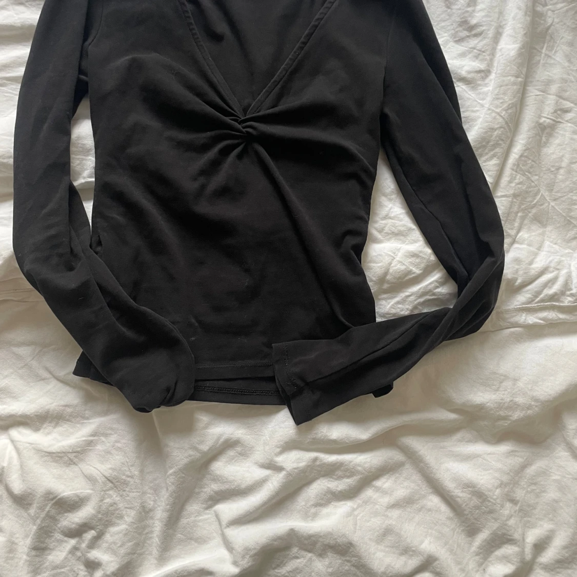 Svart långärmad topp med v-ringning - 1