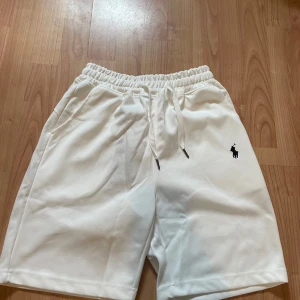 Vita shorts från Polo Ralph Lauren - Perfekta för sommaren och chill dagar. Mjukt material som känns skönt mot huden. Storlek L