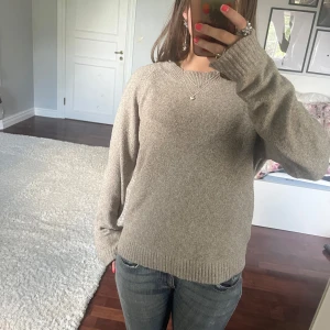 Beige stickad tröja💞 - Supermjuk beige stickad tröja från Vero Moda i storlek S men sitter som en M. Tröjan har rn rund halsringning och ribbade muddar. Perfekt basic med relaxed fit och långa ärmar, funkar till allt och är lätt att matcha med jeans eller kjol.💕 Tröjan är välanvänd 