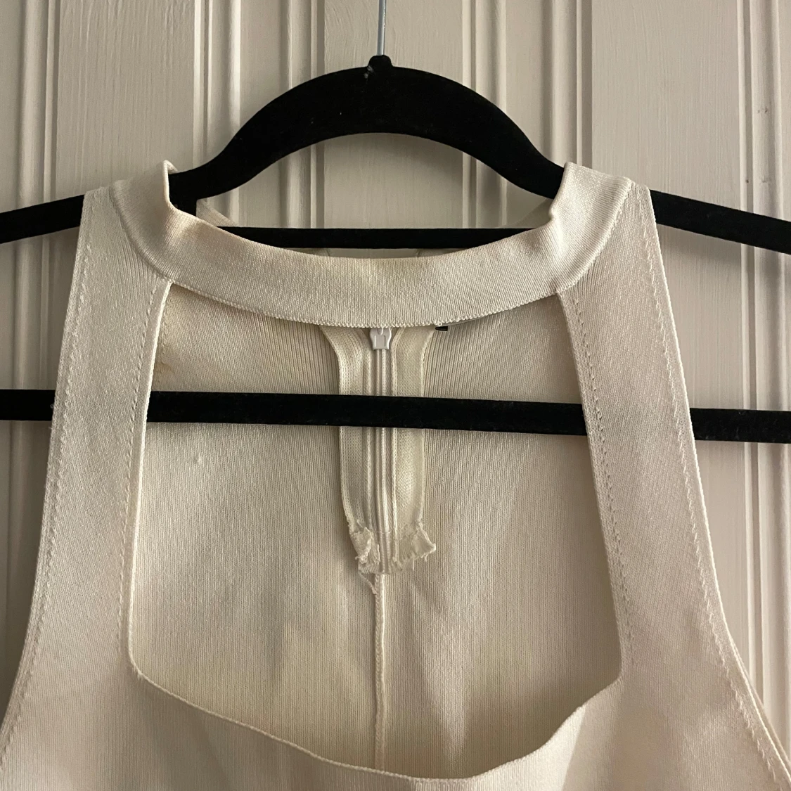 Vit ärmlös linnetopp med hög hals - 2