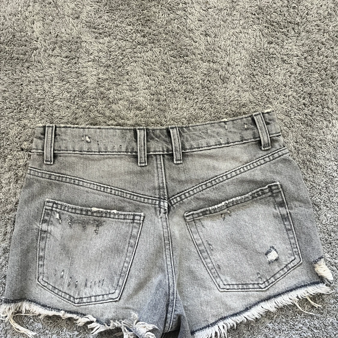 Gråa jeansshorts med slitningar från Zara - 2