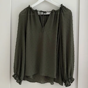 Zara blus - Mörkgrön zara blus i toppskick