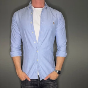 Ralph luren skjorta - Hej säljer nu min fina Ralph lauren skjorta i storlek M. Den är i nyskick och kommer vara otroligt snygg på sommaren. Nypris cirka 1600kr! Vi kommer att sälja liknande produkter nu i sommar så glöm inte följa profilen!🌊🍾