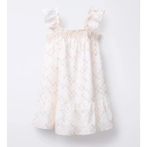 Broderad Zara klänning - Supersöt klänning med broderade blommor och volangdetaljer på axelbanden. Klänningen är från Zara (slut i lager)  i storlek 13/14år (164cm), men passar även mig som bär S och M!! Helt oanvänd med prislapp kvar. Pris kan diskuteras🩷☺️