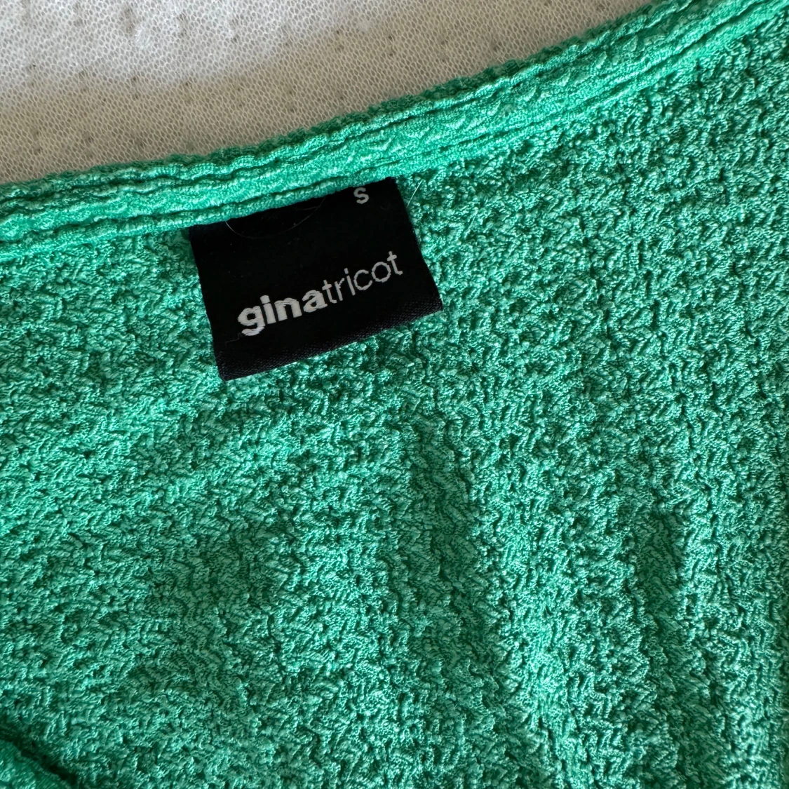 Grön blus med puffärm från Gina Tricot - 1