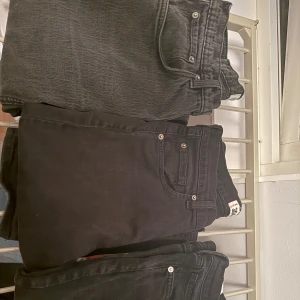 Svarta jeans - Säljer byxor , styck 150kr annars 300kr för allt. Kom med bud för en snabb och bra affär. 33/30 första paret 32/30 andra paret 36/62 sista paret.