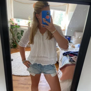 Vit blus - Säljer en vit fin blus från Gina tricot perfekt för sommaren storlek 170 men skulle säga att den passa för 158/164 också