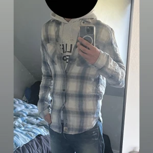 RRL skjorta  - Riktigt fet och eftertraktard Ralph lauren skjorta i storlek S! Använd fåtal gånger och är därför i ett mycket bra skick! Nypris ligger runt 2500kr och vårt pris är endast 1499kr! Tveka inte med att ställa frågor och glöm inte med att komma med prisförslag!