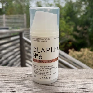 Olaplex No.6 Bond Smoother 100ml - Är som NY men säljer min öppnade men EJ ANVÄND pga födelsedagspresent men passade inte mitt hår. Olaplex No.6 Bond Smoother är en leave-in  som återfuktar, slätar ut och motverkar frizz i upp till 72 timmar. Passar alla hårtyper och skyddar mot värme upp till 232°C. NYPRIS 369kr✨