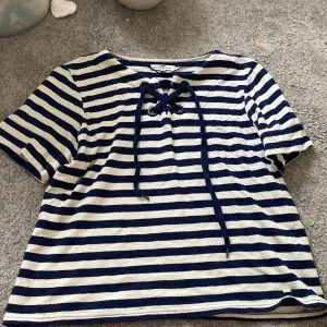 Randig tröja med snörning Hampton Republic - Randig tröja från Hampton Republic i marinblått och vitt. Oklart hur många användningar men den är i bra skick.