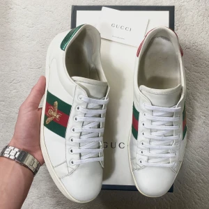 Gucci Ace Bee - Riktigt feta Gucci Ace skor i toppskick! 9,5/10 inga defekter! All og medföljer. Us 9,5 sitter som 44. Kontakta mig för fler frågor och funderingar! 100% äkta ny pris 8000kr 