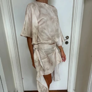 Set - Beiget asymmetrisk set från Hanna Schönbergs kollektion med Nakd. Båda delarna är även superfina var för sig också!💛