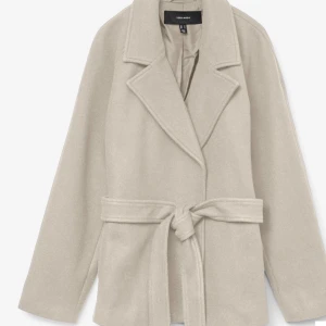 Beige kappa - Beige kappa från Veromoda Bra skick Storlek S. dock är den lite nopprig, säljer då den inte kommer till användning ❤️