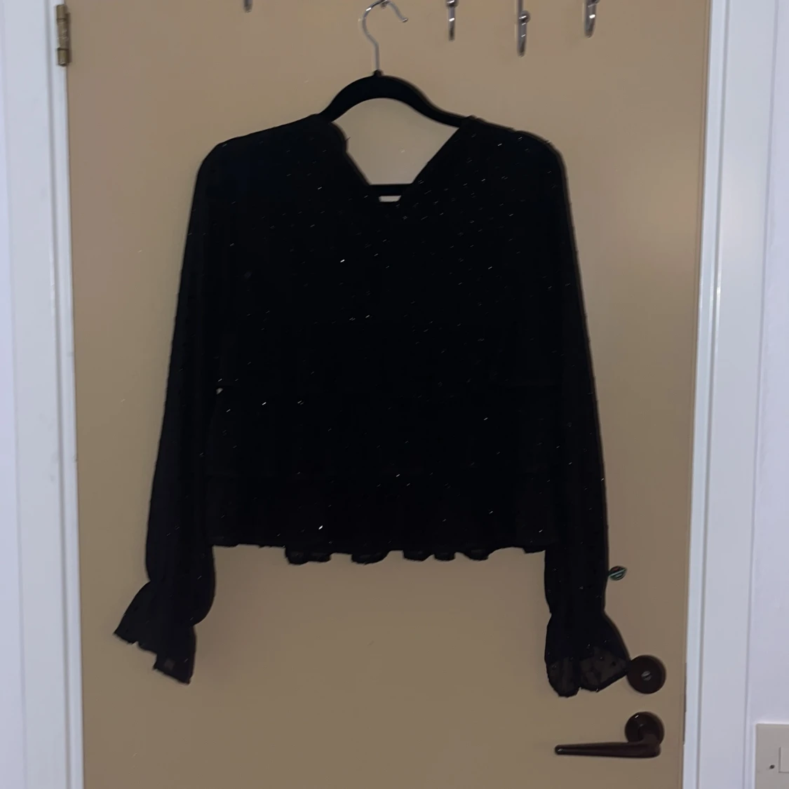 Svart glittrig blus från Gina Tricot - 1