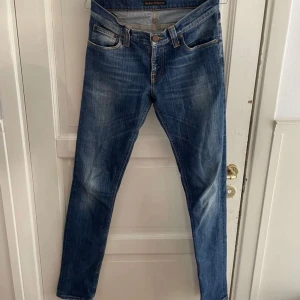 Nudie Jeans - Stilrena & fräscha jeans från Nudie. Exclusiva jeans till väldigt bra pris! Sparsamt använda, sitter väldigt bra. Fraktar samma dag