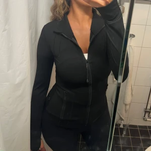 Lululemon define jacket - Använd endast 2 ggr! Inga defekter eller smutsig på något sätt💕 Trendig/viral define jacket. 