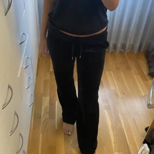 Juicy Byxor xxs - Säljer mina knappt använda juicy couture mjukisbyxor i xxs! Köpta för 1200, säljer för 600kr😙 