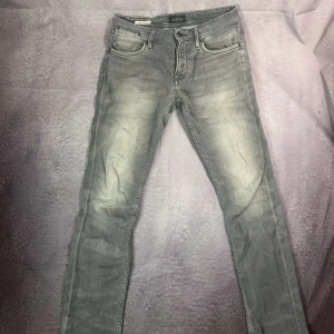 Jack & Jones jeans grå -  fint skick | Size 30/30 | fraktar spårbart inom 24 timmar | för att köpa klicka ”köp nu” | vid frågor eller funderingar skriv en meddelande |