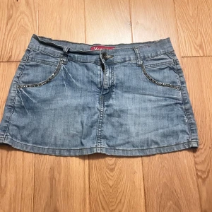 Blå jeanskjol med strassdetaljer - Snygg kjol med strass detaljer. Skulle säga att den passar S/M🥰