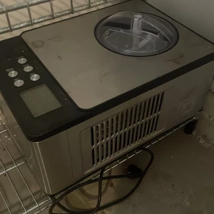 Glass maskin  - Funkar utmärkt! Användt den 3 gånger sen dess har den bara stått! Den behöver en ny ägare, den är i väldigt bra skick de är lite damm och sånt på men de torkas vist innan den är postad 